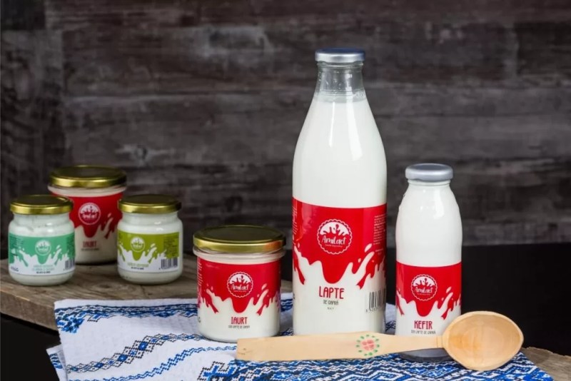 Model de etichete produse lactate – etichete personalizate pentru ambalaje sustenabile.