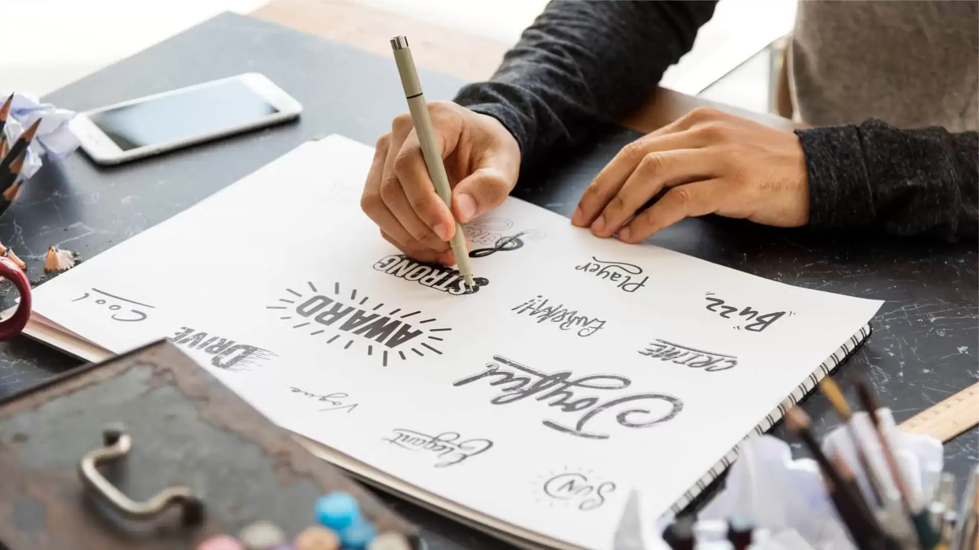 Logo design profesional vs. ieftin: De ce investiția în identitatea vizuală îți poate salva afacerea